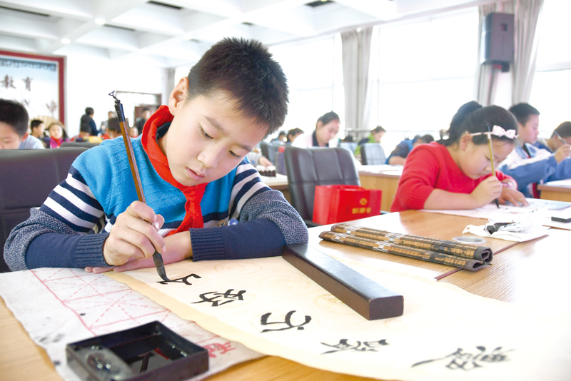 百余名中小学生现场比拼书法