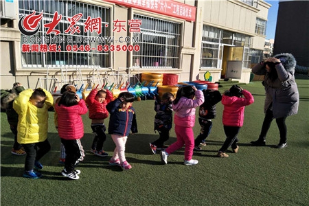 东营区实验幼儿园:防震自救演练 提高逃生技能