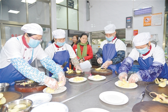 蓬江幼儿园举办食堂人员切工技能比赛