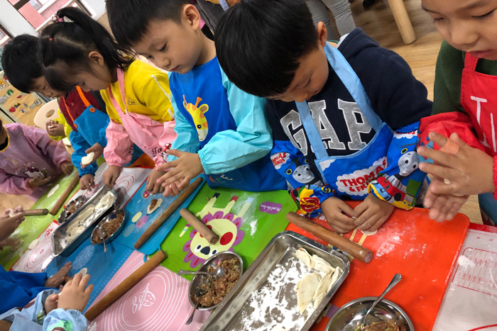 保利华庭幼儿园开展大带小包饺子活动